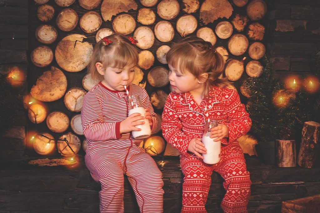 dos niñas bebiendo leche